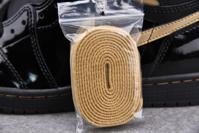 Air Jordan 1 Retro High Black Metallic Gold (2020) 555088-032 - Image 16